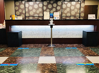 写真:フロントには飛沫防止シールドを設置（手指消毒・問診票記入）