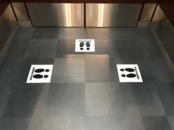 写真:エレベーター内（定員3名）